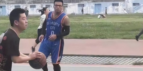 最近山寨版球星火了！库里忍了，詹姆斯忍了，威少实在忍不了|斯蒂芬·库里|拉塞尔·威斯布鲁克|艾弗森|拉塞尔-威斯布鲁克|nba_新浪体育_新浪新闻