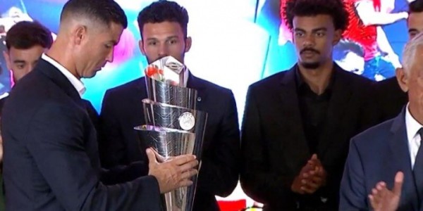 开云体育-🕯️葡萄牙众将出席若塔纪念仪式：C罗献欧国联奖杯&amp;amp;慰问其父亲