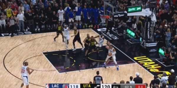 开云体育-韦少出手小卡绝望跪地 关键攻防他被克拉克森主宰