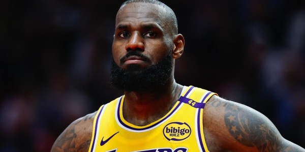 开云登录线上-回家也要打！詹姆斯社媒晒出在家玩高尔夫游戏：巡回赛冠军